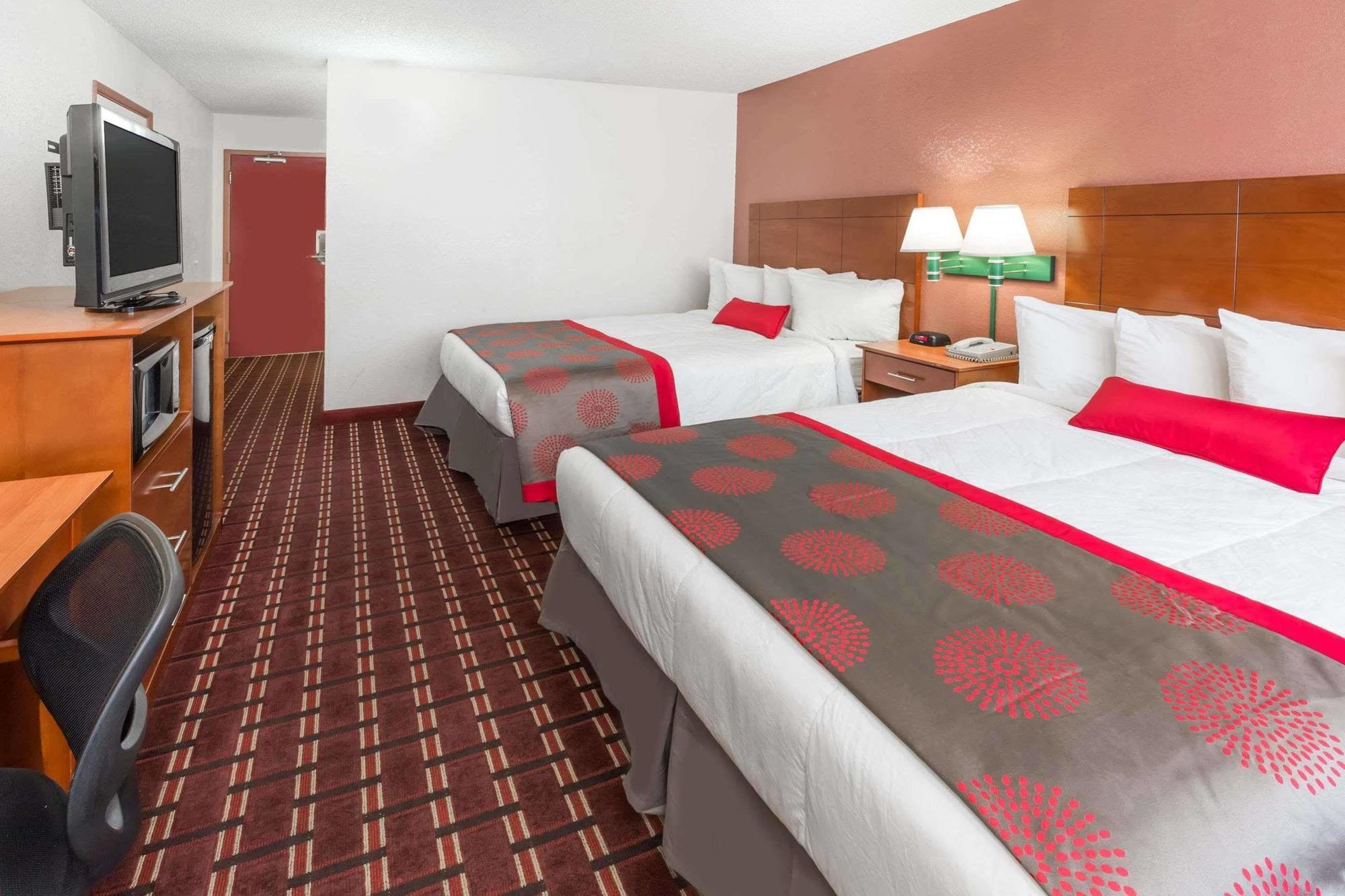 Ramada By Wyndham Medford Hotel & Conference Center Exterior foto