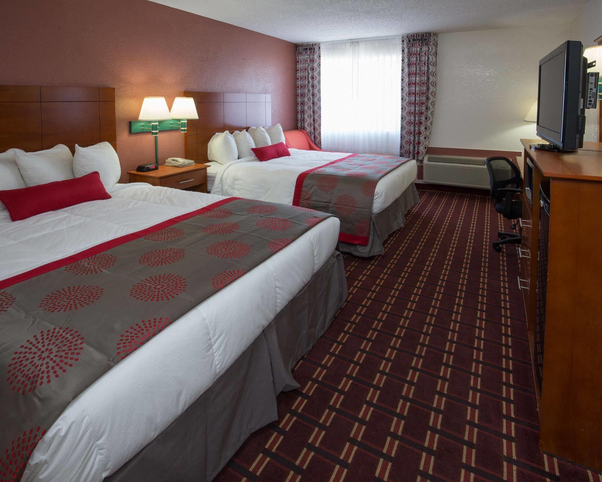 Ramada By Wyndham Medford Hotel & Conference Center Exterior foto
