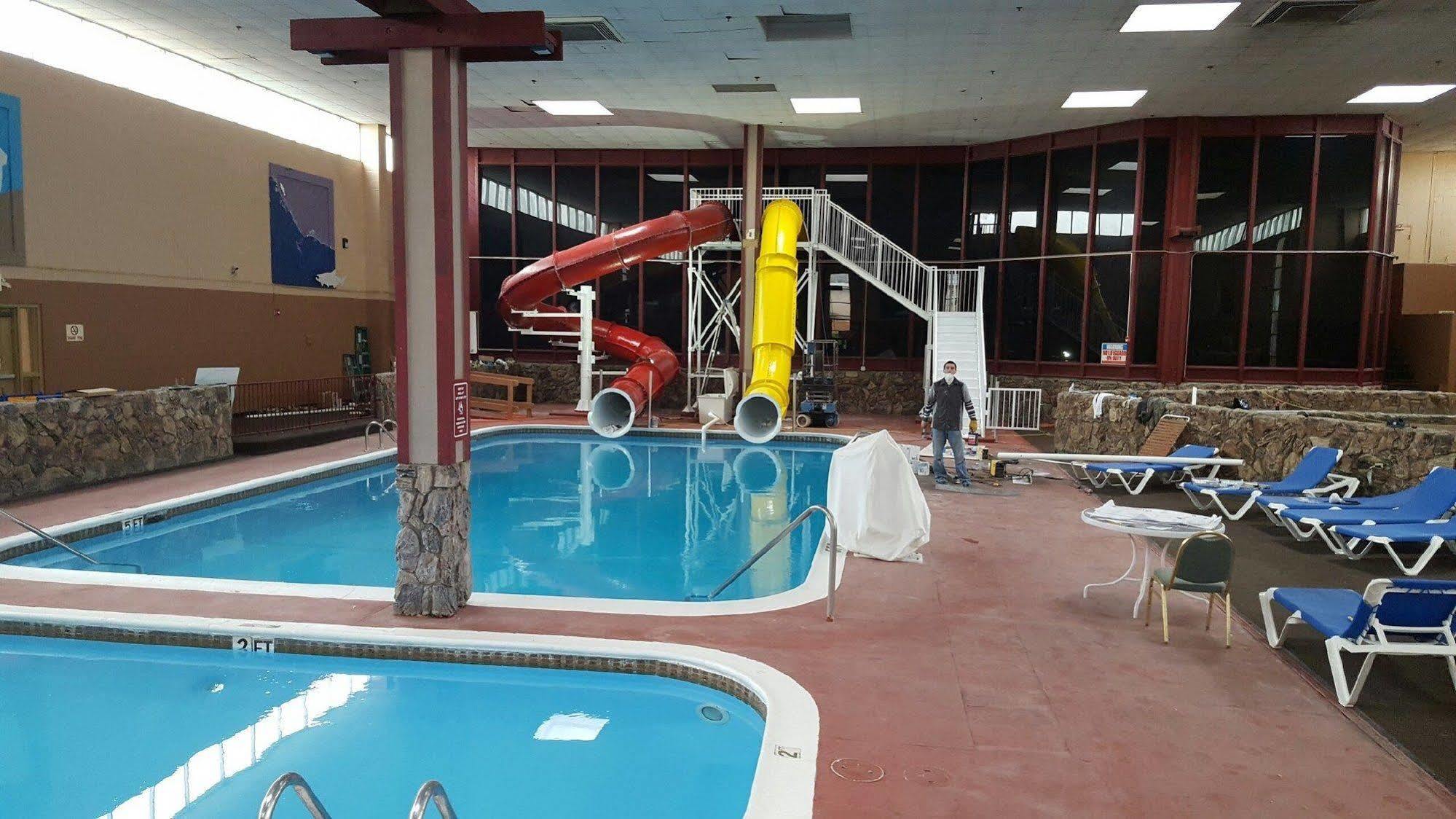Ramada By Wyndham Medford Hotel & Conference Center Exterior foto